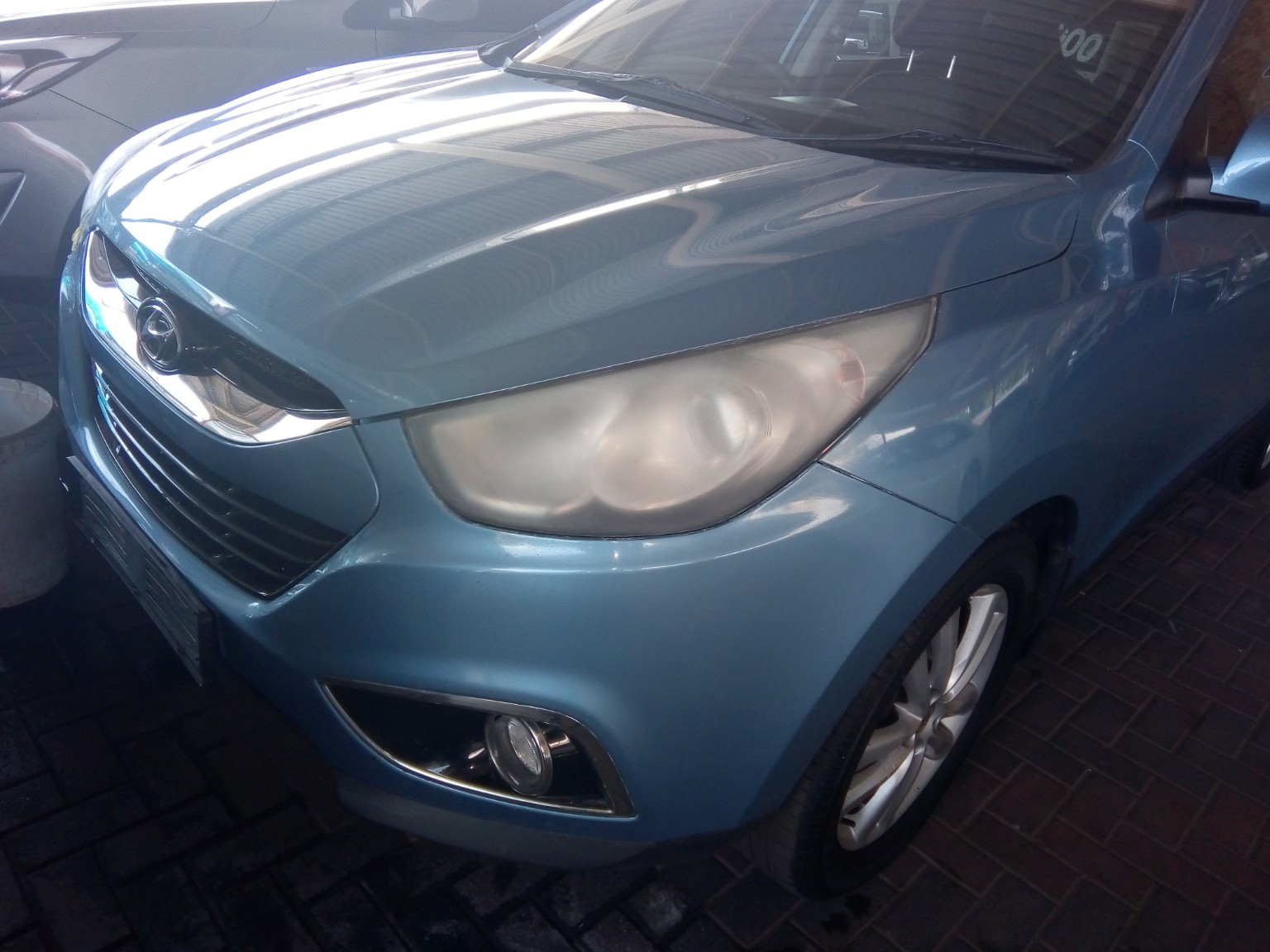 Cloudy Hyundai headlight before restoration
